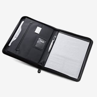 Kit Executivo 03 - Seu companheiro de negócios ideal. Este conjunto completo e moderno inclui laptop, bloco de notas, canetas e pastas executivas, garantindo praticidade e elegância para suas reuniões e compromissos profissionais. Incremente seu escritório com estilo e sofisticação!