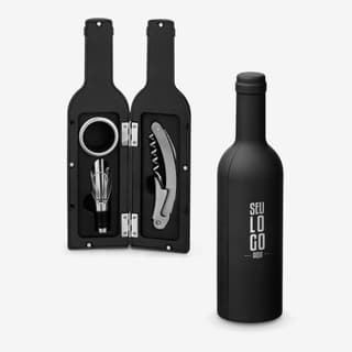 Kit de vinho completo para os amantes da boa enologia. Composto por saca-rolhas, tampas, corta-gotas e termômetro, tudo o que você precisa para desfrutar de um bom vinho. Perfeito para presentear ou complementar a sua coleção. A elegância e sofisticação que você procura em um único produto. Não fique sem o seu kit vinho - 01!