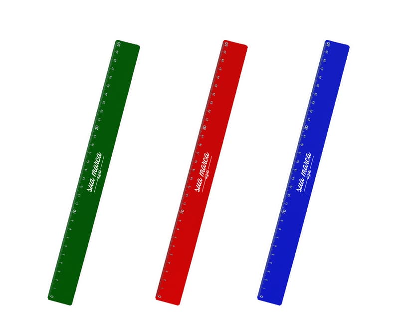 Régua Plástica 30 cm - Ideal para medir com precisão e praticidade. Perfeita para uso escolar, escritório ou projetos de carpintaria. Resistente, leve e prática, com marcação em centímetros e milímetros. Aproveite já!