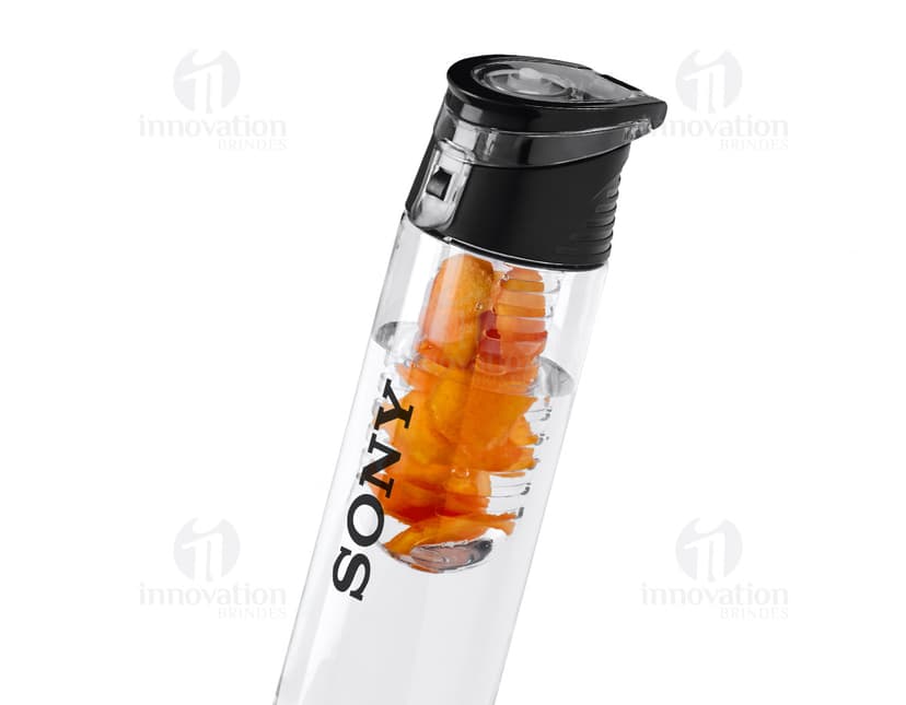 Squeeze Plástico 740ml - Garanta sua hidratação diária com o prático squeeze plástico de 740ml. Com design moderno e resistente, ideal para levar na academia, no trabalho ou em viagens. Aproveite a praticidade e mantenha-se sempre bem-hidratado. Compre já!