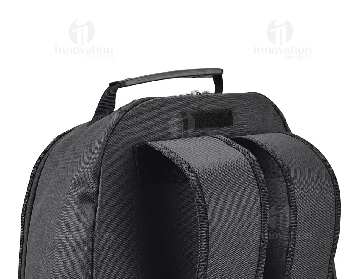 Mochila preta de couro elegante para viagens de negócios e moda. Equipamento moderno, ideal para armazenamento e estilo. Perfeita para carregar seus pertences com elegância. Compre já a sua!