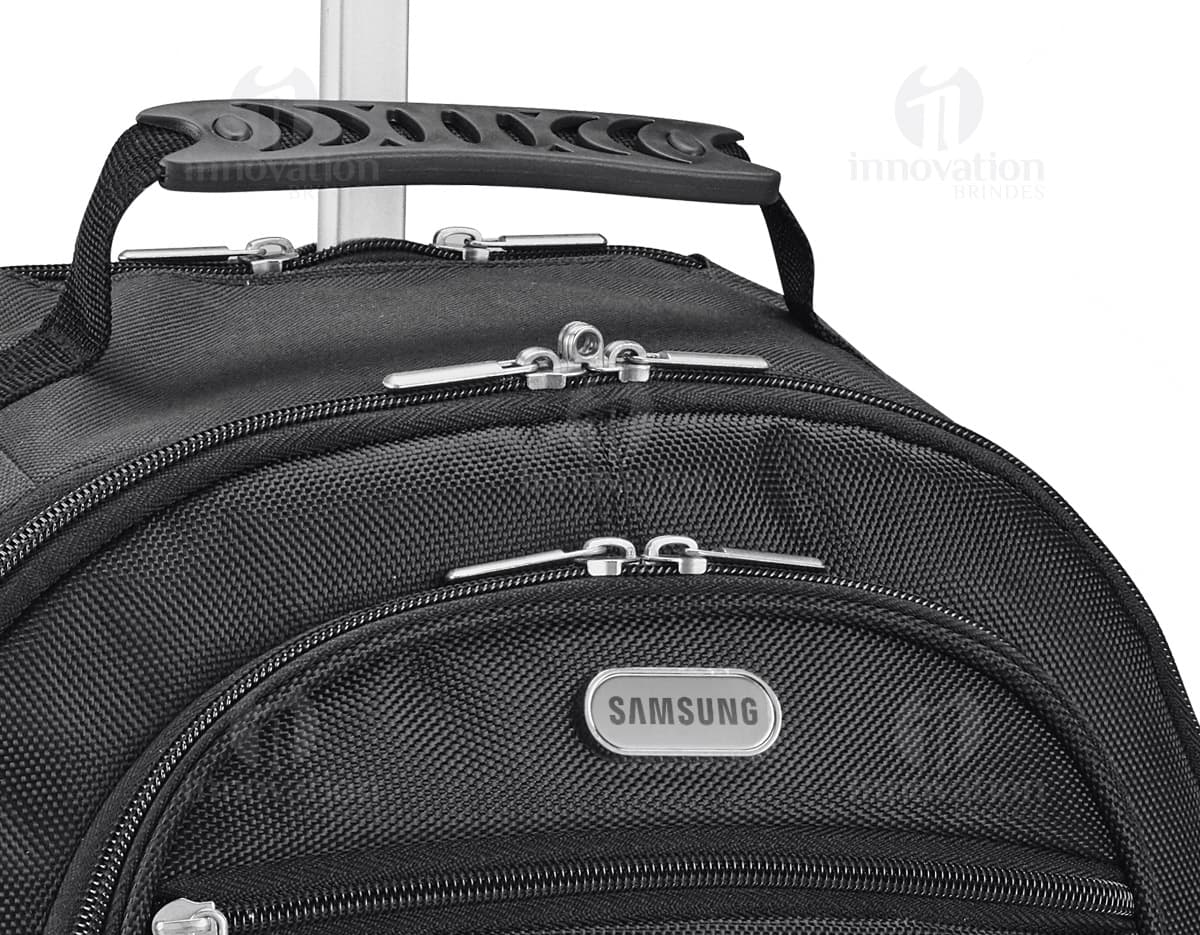 Mochila estilo executivo em couro preto, perfeita para viagens de negócios ou passeios. Com fecho em zíper, alça resistente e muito espaço para seus pertences. Adquira já sua mochila de luxo - 04 e esteja sempre preparado com elegância. Ideal para o escritório, escola ou esportes.
