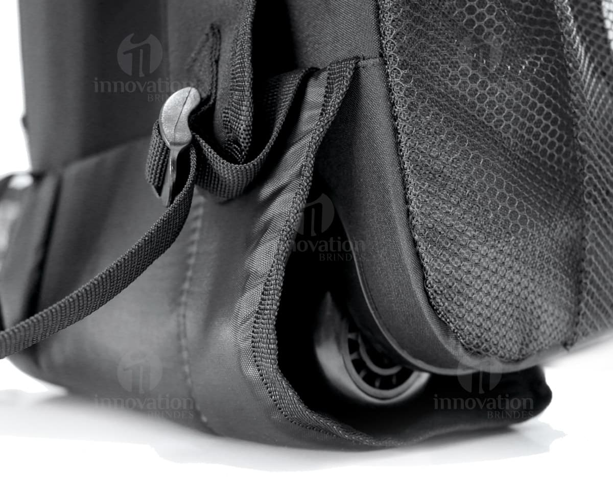 Mochila moderna em couro preto para viagens de negócios e lazer. Com alça resistente, zíper e muito espaço de armazenamento. Perfeita para quem busca estilo e praticidade. Compre já sua mochila de alta qualidade. Ideal para trabalho, escola, esportes e viagens. Compre agora!