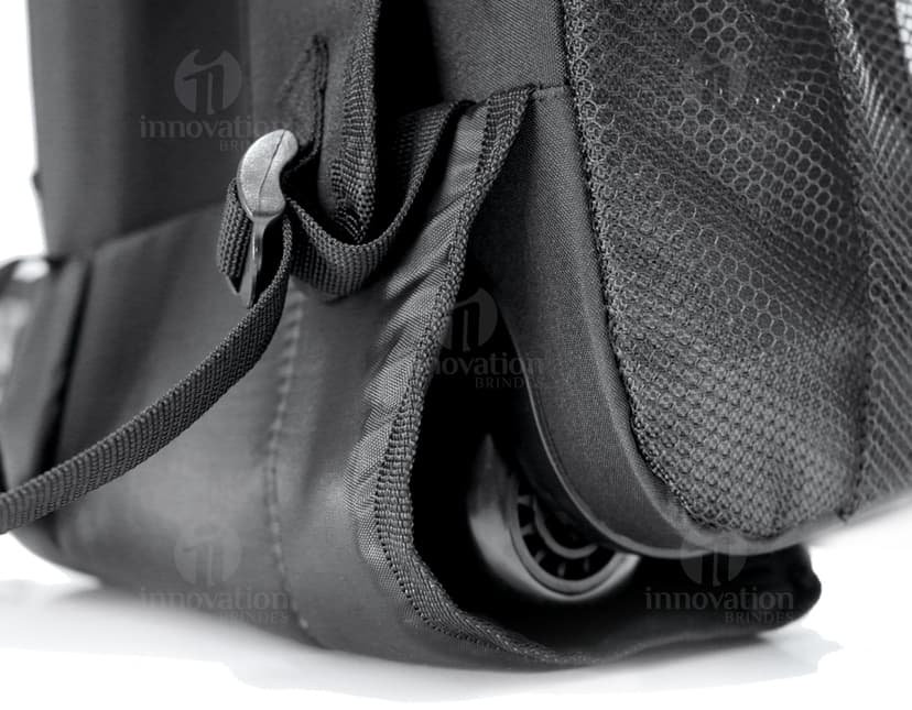 Mochila moderna em couro preto para viagens de negócios e lazer. Com alça resistente, zíper e muito espaço de armazenamento. Perfeita para quem busca estilo e praticidade. Compre já sua mochila de alta qualidade. Ideal para trabalho, escola, esportes e viagens. Compre agora!