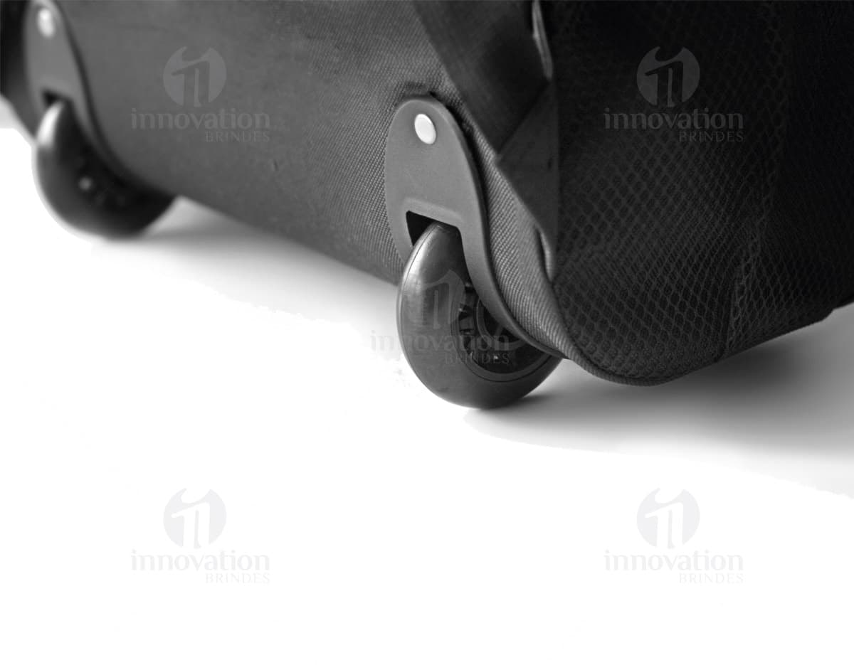 Mochila 04 de couro preto para viagem e negócios. Elegante e moderna, perfeita para armazenar seus equipamentos de forma prática e segura. Adquira já a sua!