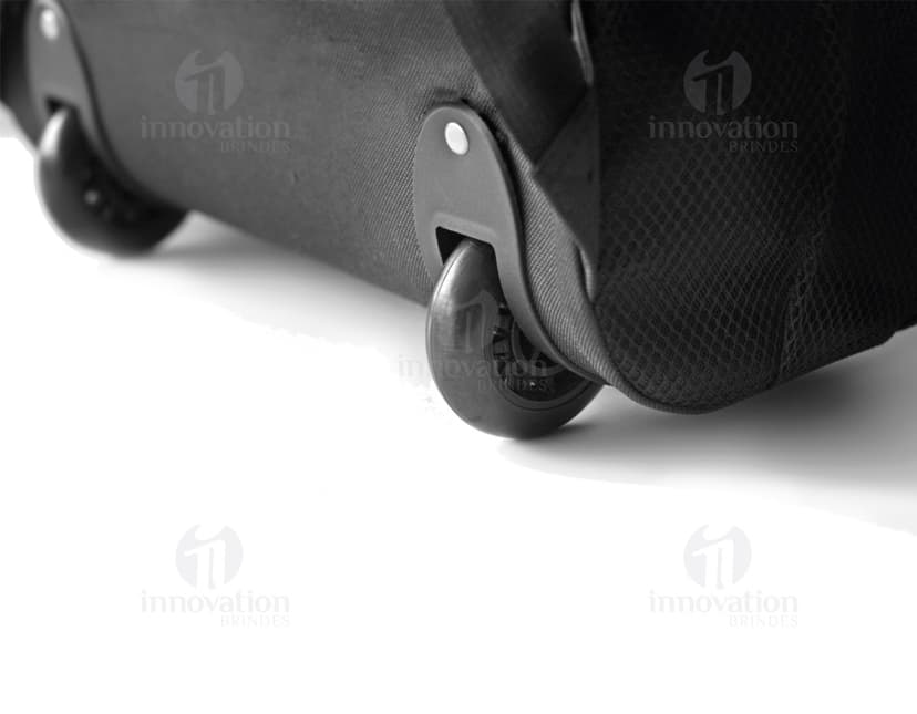 Mochila 04 de couro preto para viagem e negócios. Elegante e moderna, perfeita para armazenar seus equipamentos de forma prática e segura. Adquira já a sua!