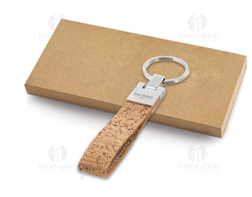 Chaveiro de metal e cortiça para brindes personalizados. Combine segurança e estilo com este acessório versátil. Perfeito para proteger suas chaves e adicionar um toque de elegância ao seu dia a dia. Faça já o seu pedido!