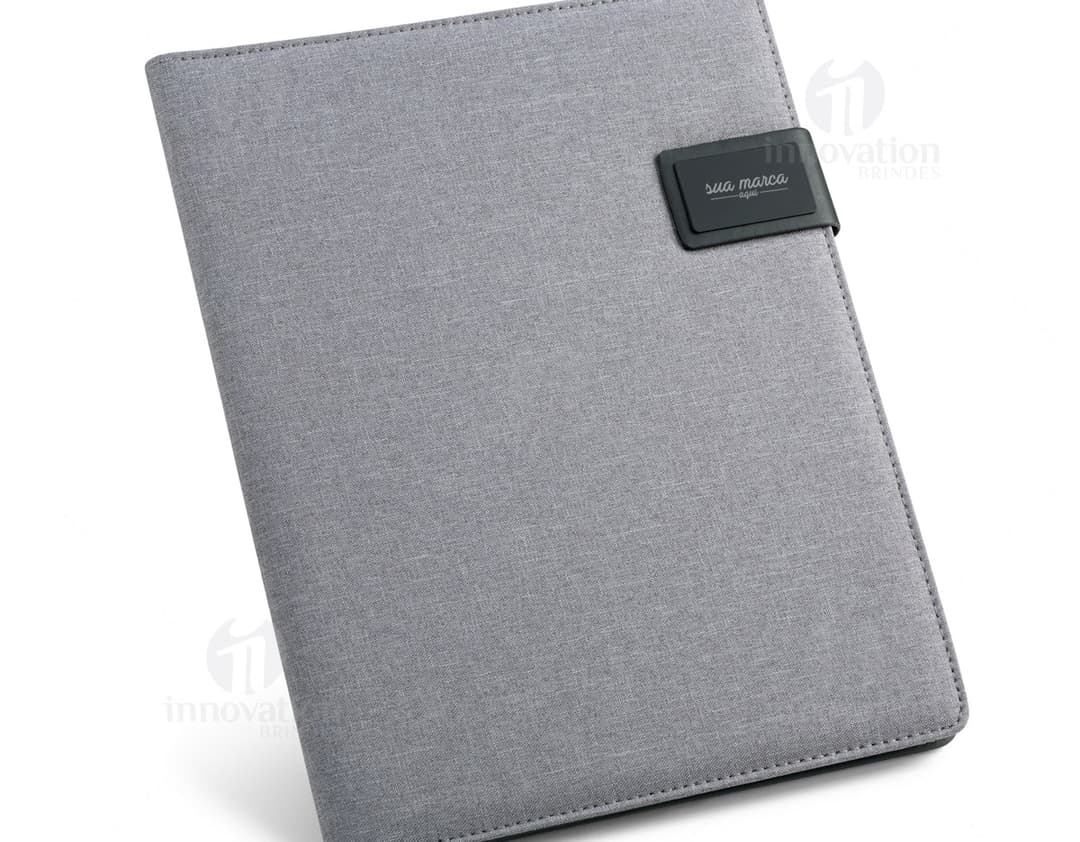 Pasta A4 em couro marrom para organização de documentos no escritório. Design moderno e elegante, ideal para guardar papéis, notas e informações importantes. Mantenha sua rotina empresarial organizada com estilo.