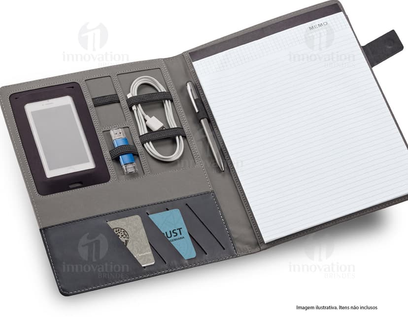Pasta A4 em couro preto para organização eficiente no escritório. Ideal para documentos, notas e reuniões de negócios. Mantenha-se sempre preparado e elegante com essa pasta prática e versátil. Adquira já a sua!