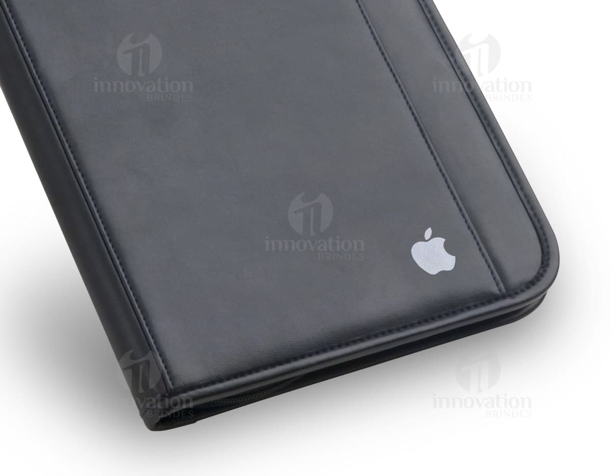 Pasta A4 em Couro Sintético Preto - Organize seus documentos e materiais com praticidade e elegância. Ideal para o ambiente de escritório, com espaço para notebook, dispositivos e documentos. Mantenha tudo sempre à mão de forma organizada. Perfeita para quem busca funcionalidade e estilo. Adquira já a sua!