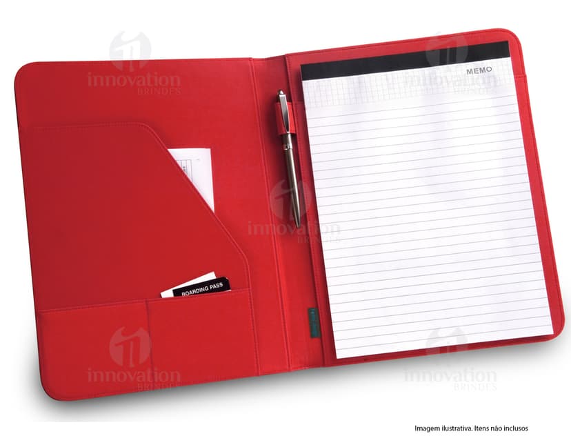 Pasta A4 - 09 em couro preto, com espaço para notebook, dispositivos, drive externo, documentos, pen drive, informações, escrita, planejamento e armazenamento. Design moderno e compacto, ideal para ambiente de escritório e negócios.