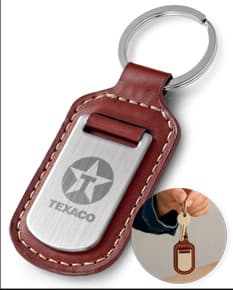 Chaveiro de couro e metal junto com uma caixa de presente.