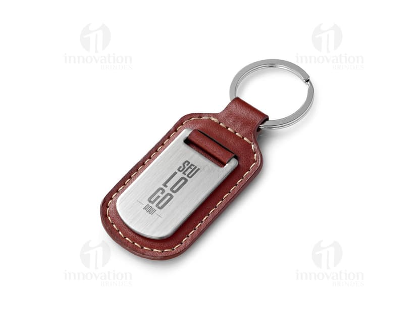 Chaveiro de couro e metal junto com uma caixa de presente.