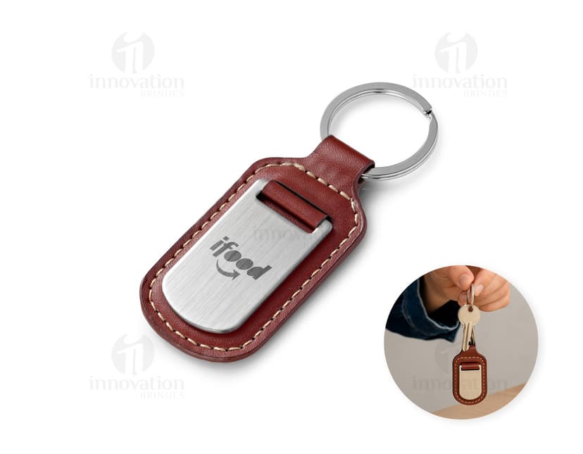 Chaveiro de couro e metal junto com uma caixa de presente.