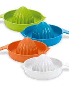 Espremedor de frutas na cor prata com design moderno e alavanca para facilitar o uso.