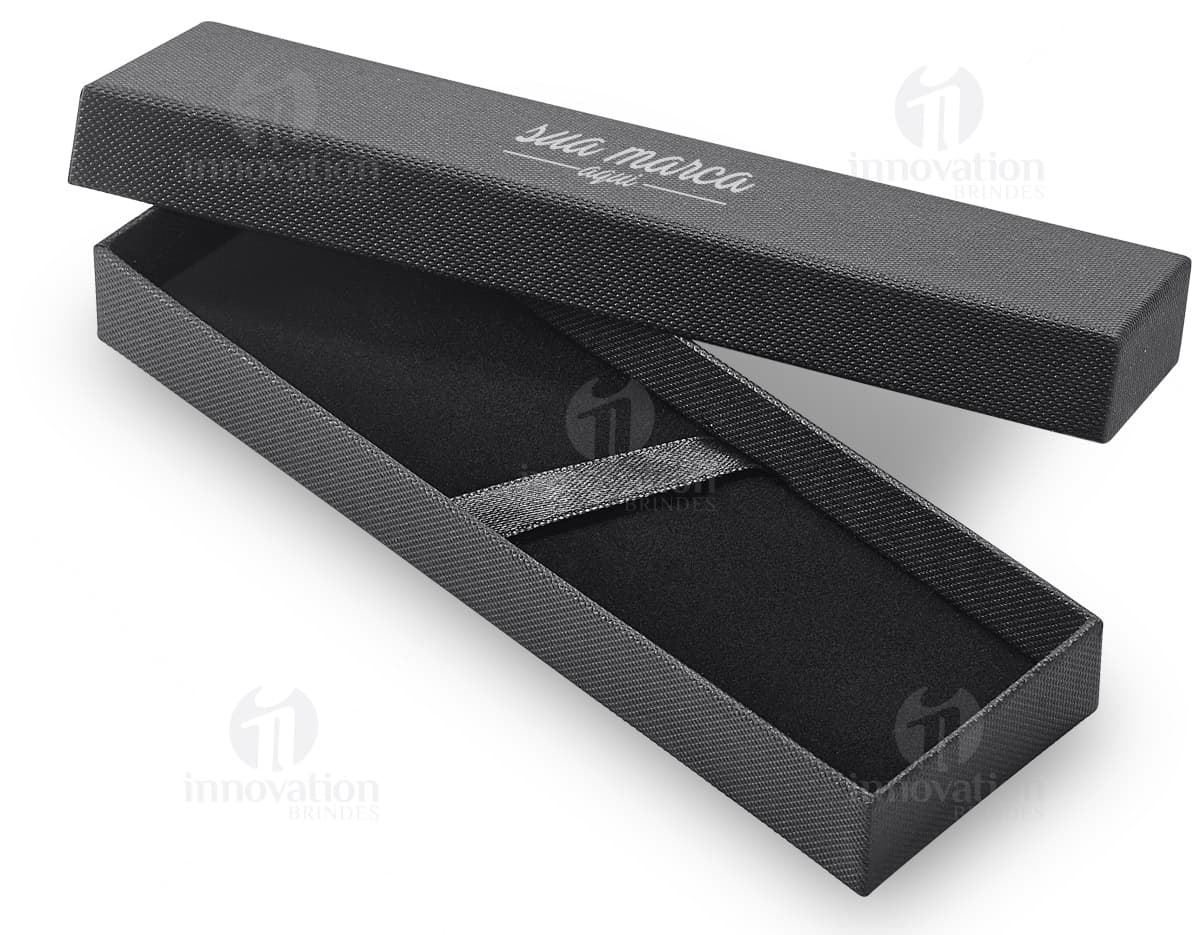 Estojo de papel cartão preto para armazenar seus dispositivos eletrônicos com segurança. Moderno e prático, ideal para guardar seus equipamentos e acessórios de tecnologia. Mantenha seus dados e memórias protegidos com este estojo elegante. Adquira já o seu!