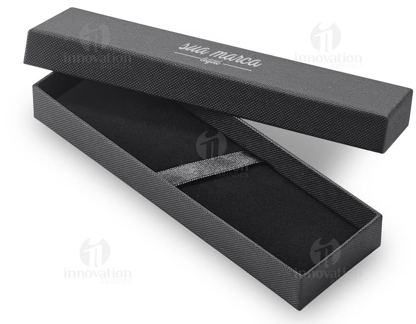 Estojo de papel cartão preto para armazenar seus dispositivos eletrônicos com segurança. Moderno e prático, ideal para guardar seus equipamentos e acessórios de tecnologia. Mantenha seus dados e memórias protegidos com este estojo elegante. Adquira já o seu!