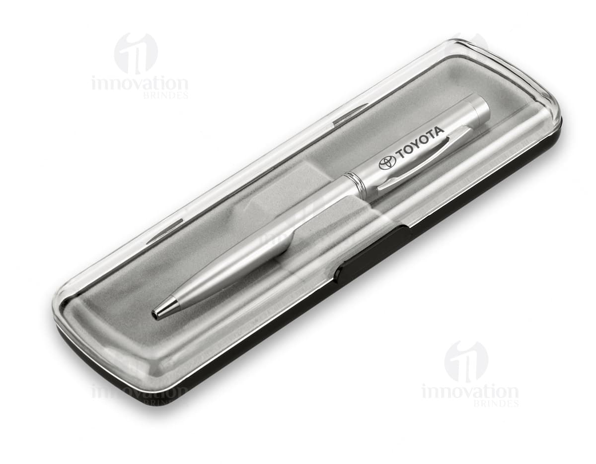 Caneta de metal com LED - 02: uma ferramenta de escrita moderna e elegante para seu escritório ou trabalho. Feita em metal prateado, essa caneta possui um indicador de luz LED que facilita a escrita em ambientes escuros. Ideal para profissionais de negócios que buscam qualidade e praticidade no dia a dia. Adquira a sua hoje mesmo e destaque-se no ambiente corporativo.