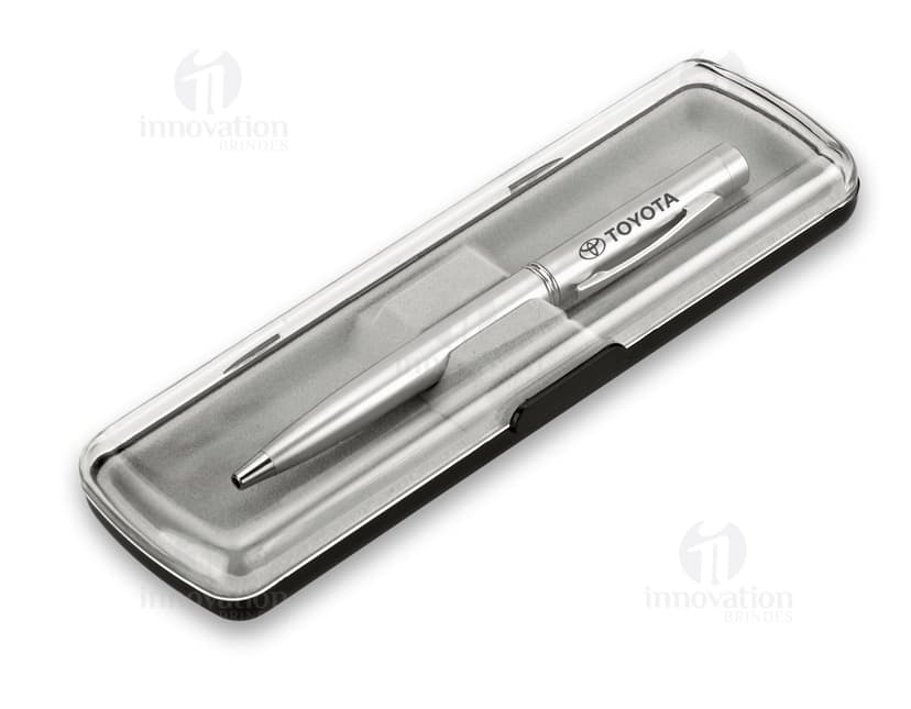 Caneta de metal com LED - 02: uma ferramenta de escrita moderna e elegante para seu escritório ou trabalho. Feita em metal prateado, essa caneta possui um indicador de luz LED que facilita a escrita em ambientes escuros. Ideal para profissionais de negócios que buscam qualidade e praticidade no dia a dia. Adquira a sua hoje mesmo e destaque-se no ambiente corporativo.