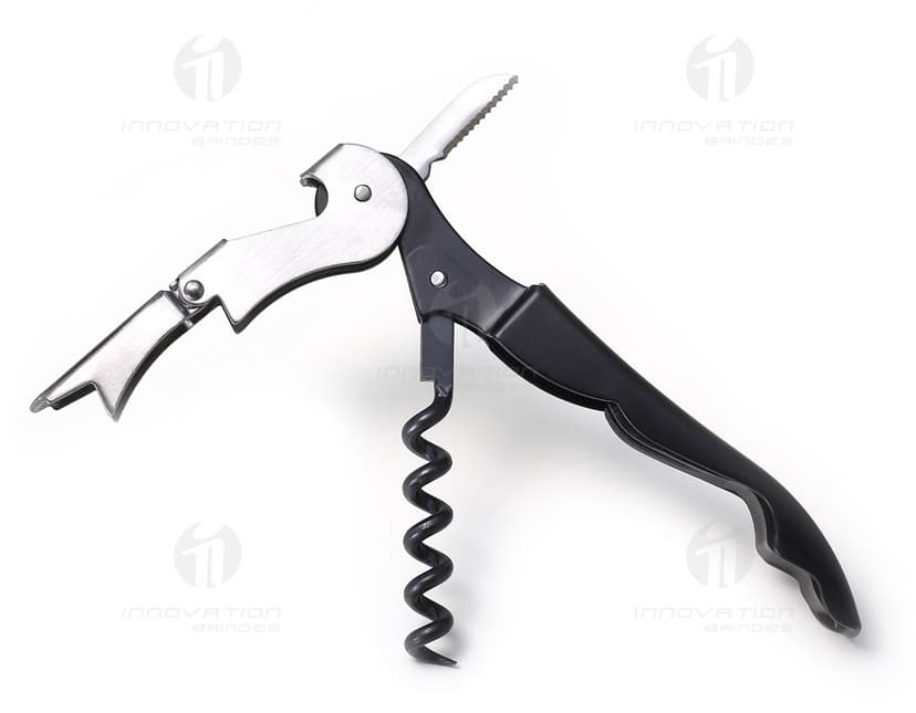 Saca Rolhas Metal - 02: Prático e resistente, este saca rolhas de metal é o acessório perfeito para abrir suas garrafas com facilidade. Com design em aço inoxidável, é ideal para ter em casa, no bar ou presentear. Garanta já o seu!