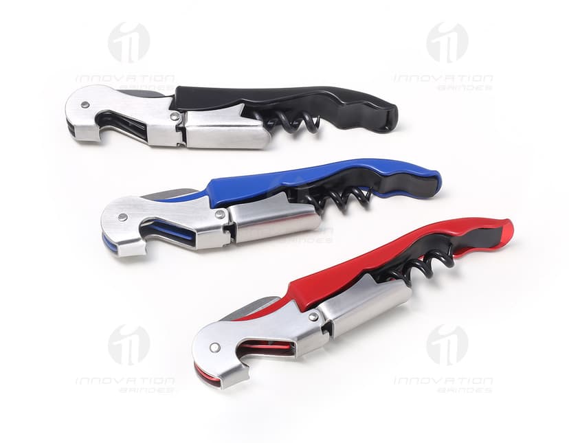 Abra suas garrafas com praticidade e estilo com o saca-rolhas de metal -02. Feito em aço inoxidável, esse prático utensílio conta com abridor de garrafas e outras ferramentas úteis. Perfeito para ser seu fiel companheiro em todas as ocasiões. Garanta o seu agora!