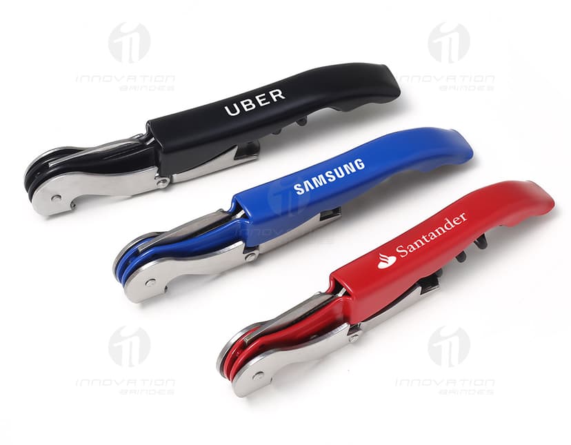 Saca Rolhas em Metal - 02: Ferramenta robusta e versátil para abrir garrafas com praticidade e estilo. Feito em aço inoxidável, é perfeito para uso doméstico ou profissional. Garanta já o seu!