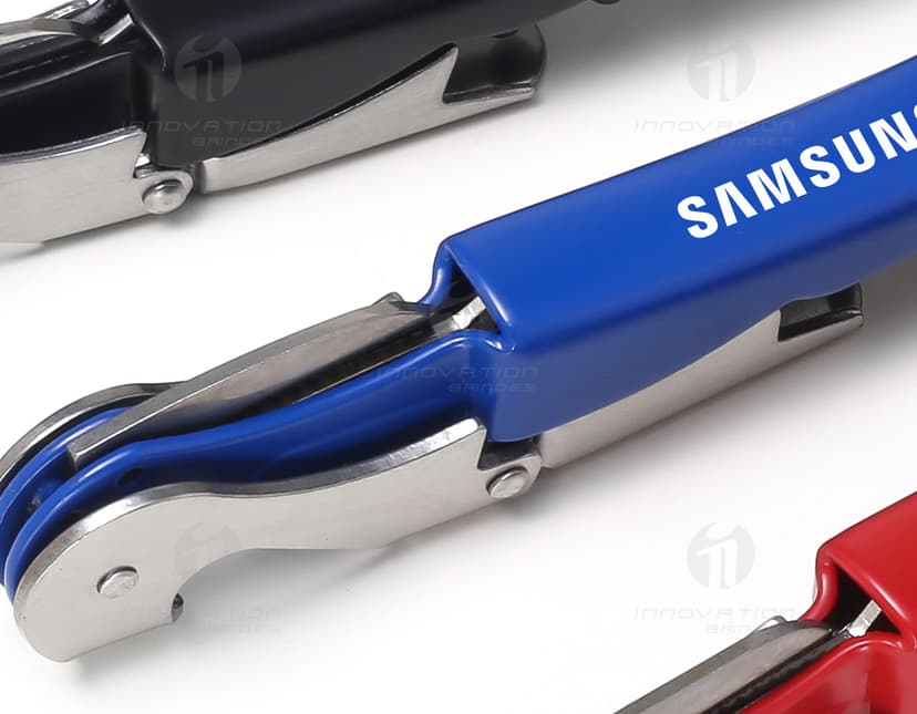 Saca-rolhas Metal - 02: Ferramenta multiuso para abrir garrafas com praticidade e elegância. Feito em aço inoxidável, esse saca-rolhas também possui abridor de garrafas e cortador. Ideal para ter sempre à mão!
