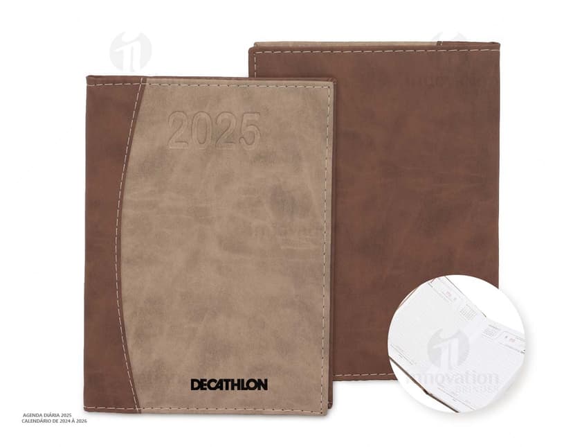 Agenda Diária 2025 em capa de couro preto, com páginas em branco e marcador de páginas vermelho.