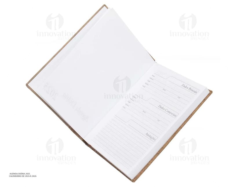 Agenda Diária 2025 em capa de couro preto, com páginas em branco e marcador de páginas vermelho.
