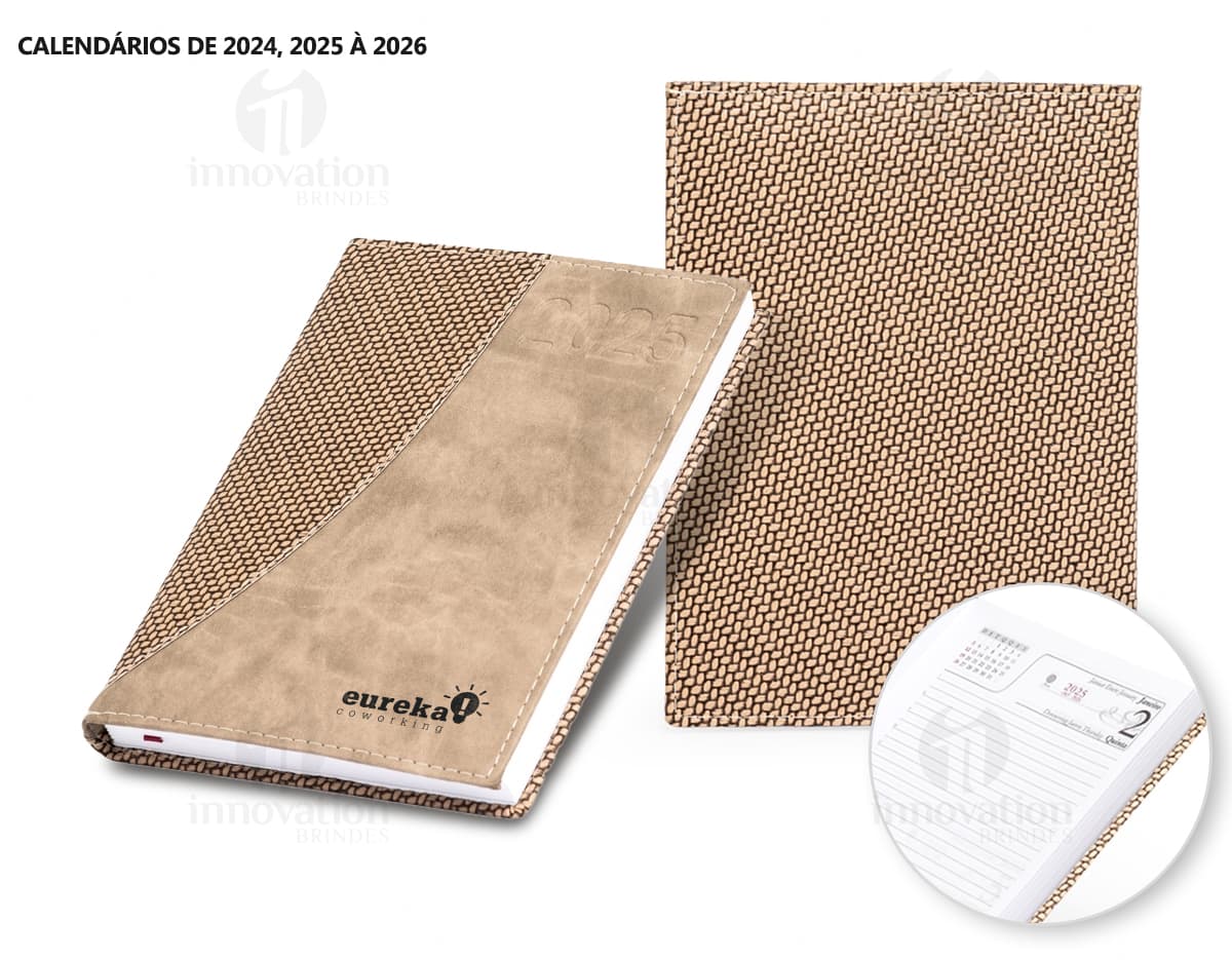 Agenda diária para o ano de 2025, com capa marrom, textura de tecido e fecho de envelope. Páginas em branco para anotações financeiras e compromissos de negócios. Detalhes modernos, incluindo moldura de aço, vidro e arranha-céu ao fundo. Tamanho alto e espaçoso, ideal para organização do dia a dia.
