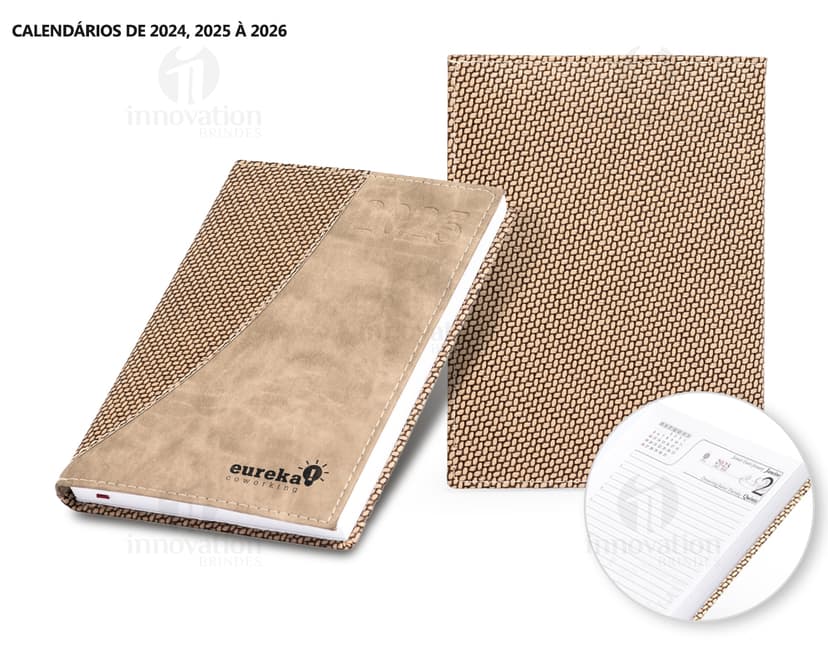 Agenda diária para o ano de 2025, com capa marrom, textura de tecido e fecho de envelope. Páginas em branco para anotações financeiras e compromissos de negócios. Detalhes modernos, incluindo moldura de aço, vidro e arranha-céu ao fundo. Tamanho alto e espaçoso, ideal para organização do dia a dia.