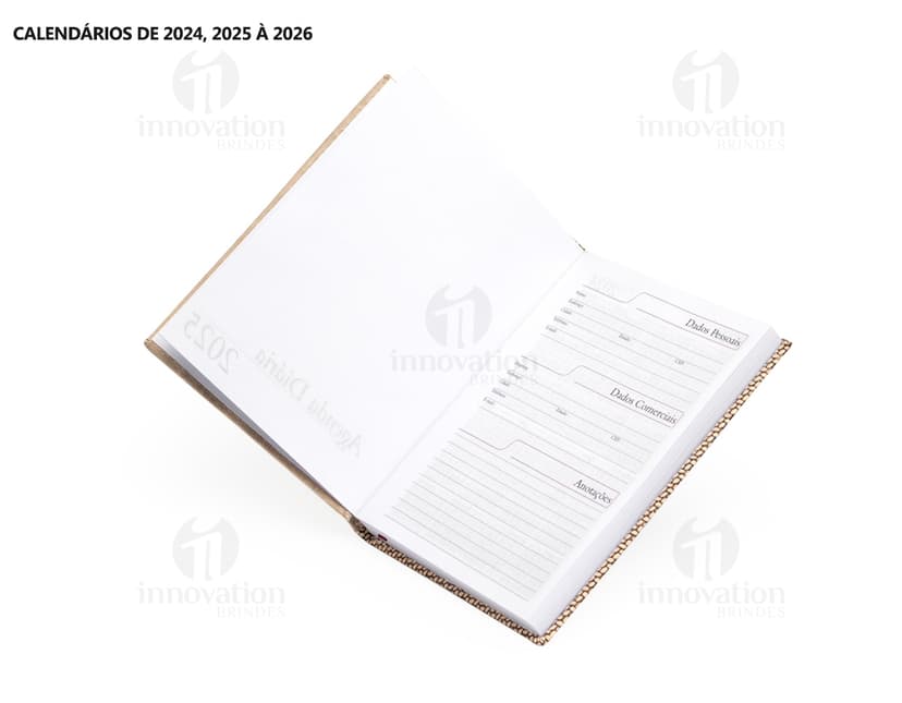 Agenda diária para o ano de 2025, com capa marrom, textura de tecido e fecho de envelope. Páginas em branco para anotações financeiras e compromissos de negócios. Detalhes modernos, incluindo moldura de aço, vidro e arranha-céu ao fundo. Tamanho alto e espaçoso, ideal para organização do dia a dia.