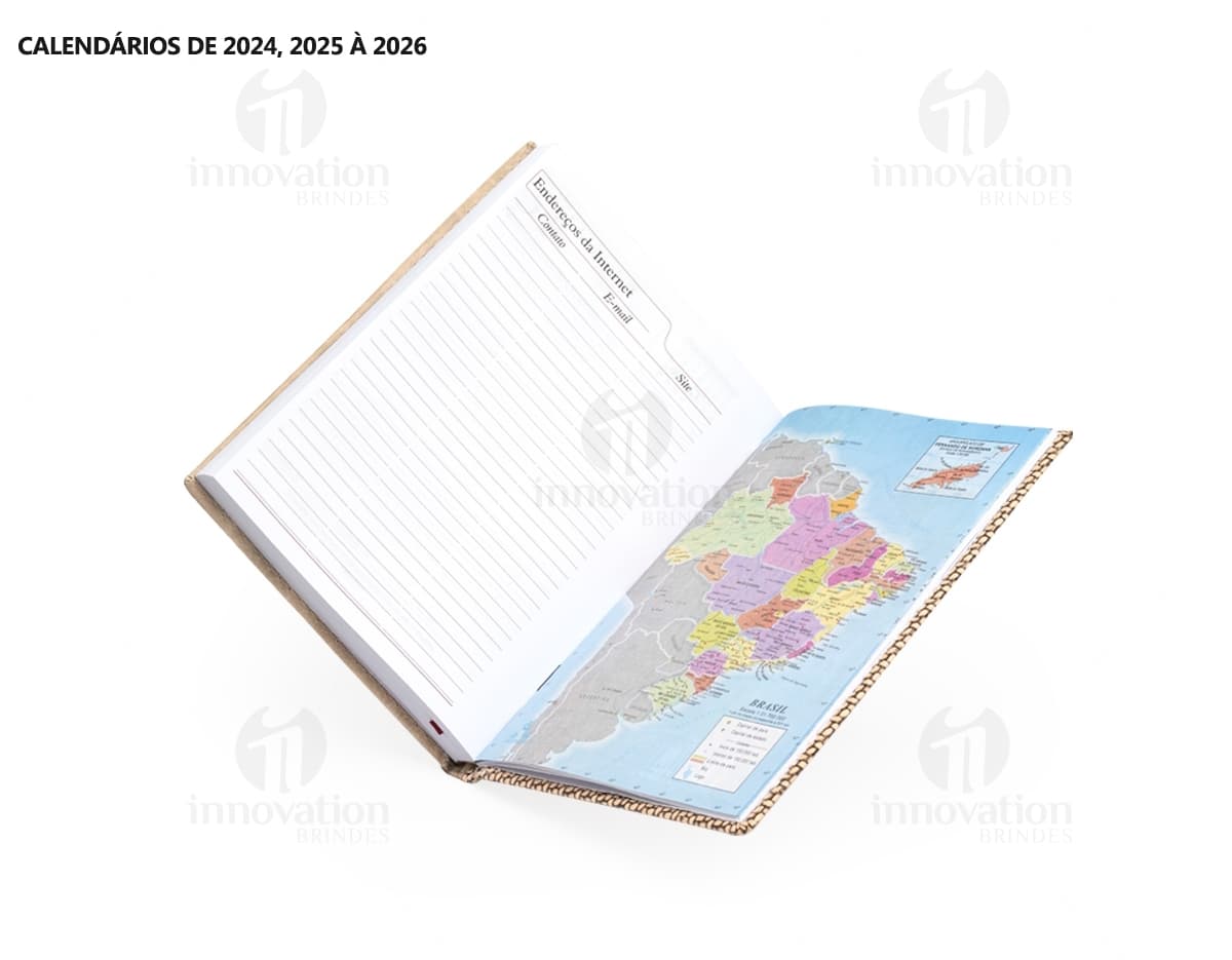 Agenda diária para o ano de 2025, com capa marrom, textura de tecido e fecho de envelope. Páginas em branco para anotações financeiras e compromissos de negócios. Detalhes modernos, incluindo moldura de aço, vidro e arranha-céu ao fundo. Tamanho alto e espaçoso, ideal para organização do dia a dia.