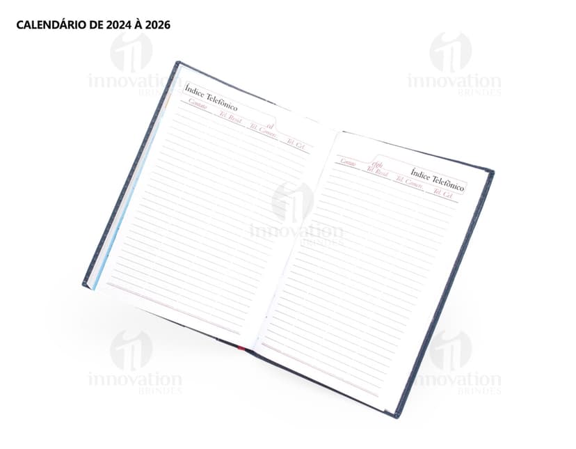 Agenda Diária 2025 em couro marrom, com design vintage e espaço para anotações diárias. Inclui fecho magnético, organizador interno, pen drive externo e textura elegante. Perfeita para planejamento financeiro, listas de tarefas e lembretes pessoais. Ideal para uso no escritório, escola ou em casa.
