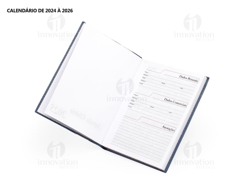 Agenda Diária 2025 em couro marrom, com design vintage e espaço para anotações diárias. Inclui fecho magnético, organizador interno, pen drive externo e textura elegante. Perfeita para planejamento financeiro, listas de tarefas e lembretes pessoais. Ideal para uso no escritório, escola ou em casa.