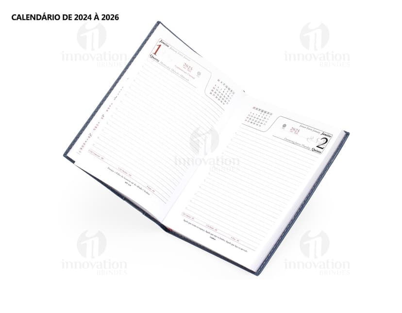 Agenda Diária 2025 em couro marrom, com design vintage e espaço para anotações diárias. Inclui fecho magnético, organizador interno, pen drive externo e textura elegante. Perfeita para planejamento financeiro, listas de tarefas e lembretes pessoais. Ideal para uso no escritório, escola ou em casa.