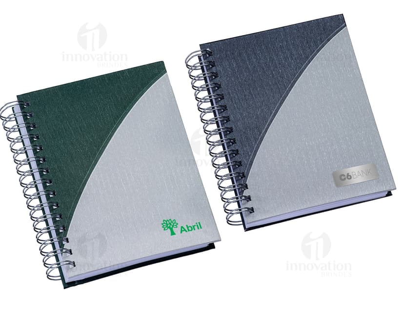 Agenda 2024 em couro preto para organização no trabalho e estudos. Perfeita para reuniões, anotações e compromissos, mantendo você sempre em dia. Adquira já a sua!