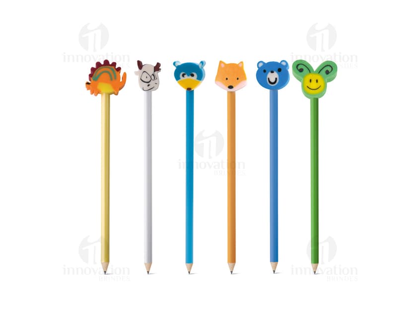 Lápis com borracha em destaque, com design colorido e florido. O lápis traz um desenho de uma girafa e elementos gráficos modernos, em um backdrop vibrante e alegre. Ideal para uso criativo em escritório, escola ou em casa.