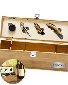 Kit vinho em bambu e zinco contendo 5 peças, incluindo abridor, cortador de lacre, termômetro, tampa e anel.
