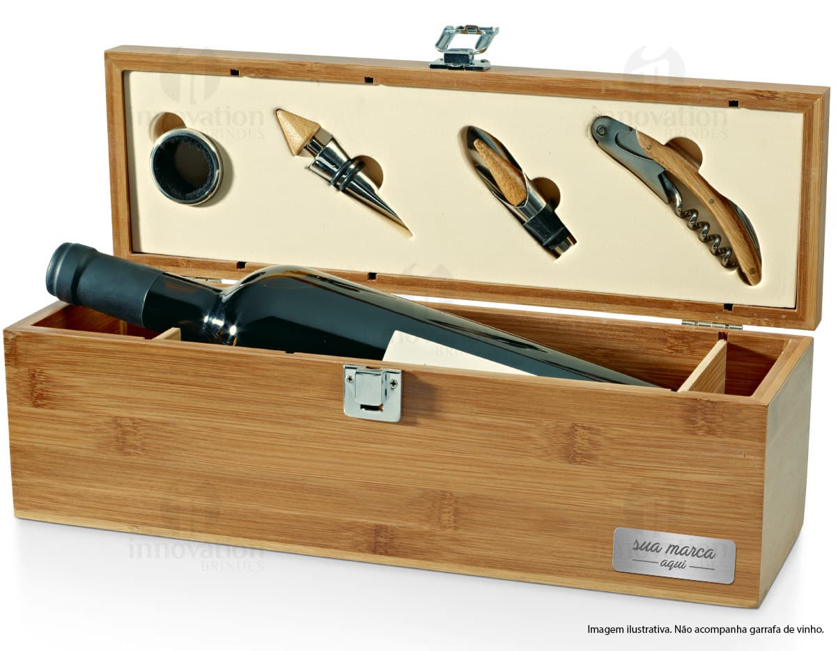Kit Vinho - Conjunto de ferramentas de carpintaria em madeira para o amante de vinhos. Ideal para a renovação da adega da sua casa, com um toque retro e artesanal. Acompanha todos os equipamentos necessários para servir seus vinhos com estilo. Perfeito para melhorar a experiência da sua família e amigos. Adquira já o seu kit vinho e adicione um toque contemporâneo à sua coleção de utensílios. Aproveite a qualidade e a tradição da indústria de carpintaria em um produto único e exclusivo. Compatível com qualquer estilo de mobiliário. Transforme seus momentos de degustação em algo especial!