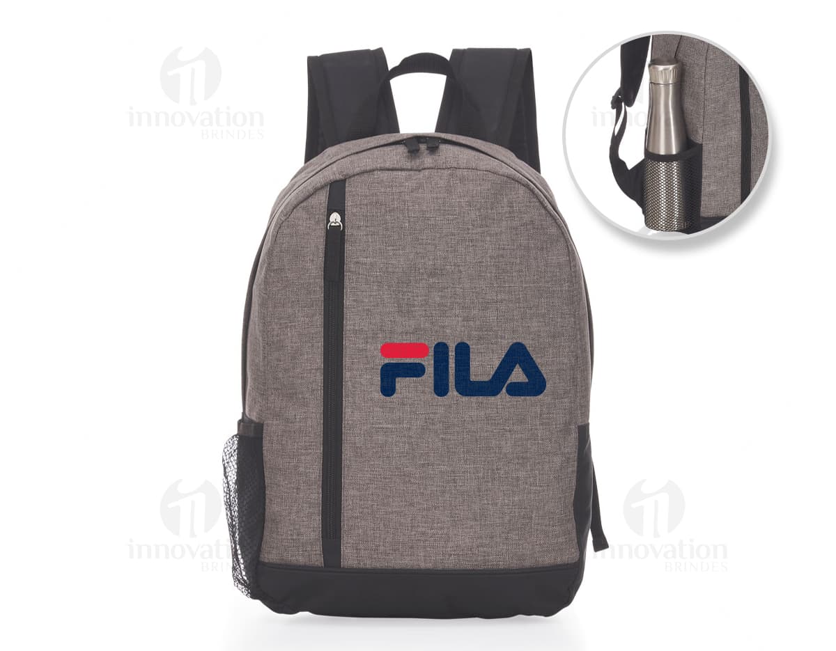Mochila de couro preta - estilo e praticidade em um único acessório. Perfeita para viagens, negócios ou um dia de compras. Confeccionada em nylon resistente, com zipper moderno e design elegante. Adquira já a sua e esteja sempre preparado para o sucesso!