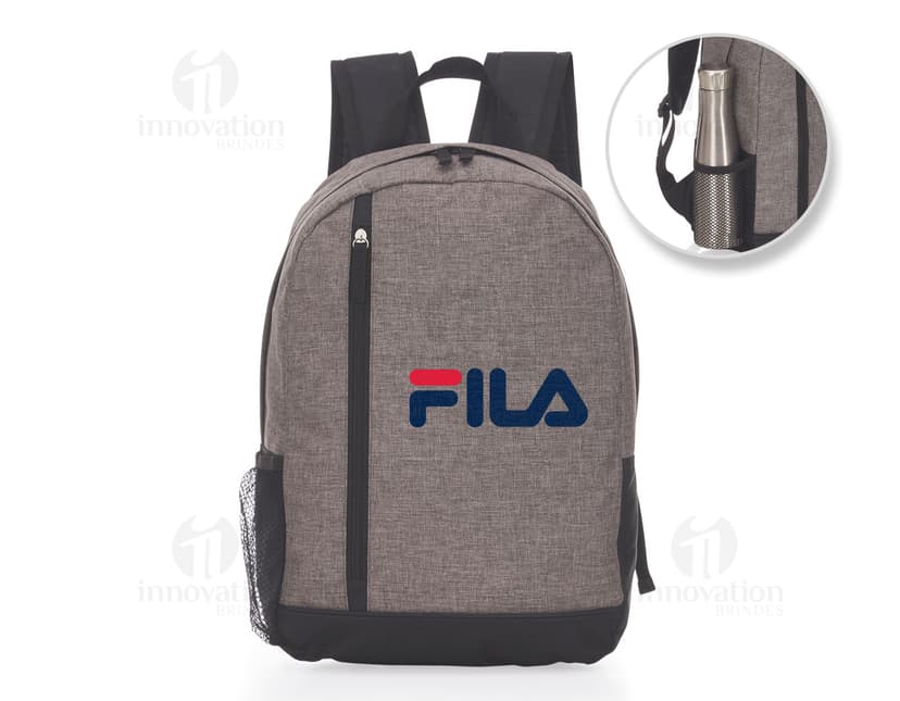 Mochila de couro preta - estilo e praticidade em um único acessório. Perfeita para viagens, negócios ou um dia de compras. Confeccionada em nylon resistente, com zipper moderno e design elegante. Adquira já a sua e esteja sempre preparado para o sucesso!
