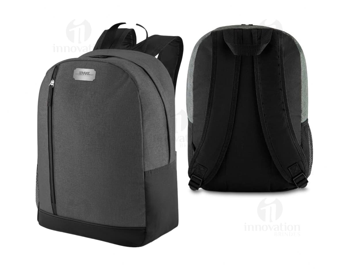 Mochila de couro preta moderna para viagens e negócios. Com design elegante e estilo fashion, esta bolsa é perfeita para armazenar seus pertences com segurança e praticidade. Ideal para quem procura praticidade e sofisticação. Adquira já a sua!