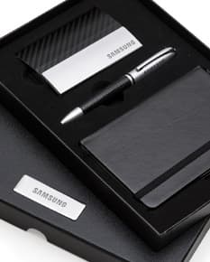 Descubra o Kit Executivo 3 peças: a combinação perfeita de praticidade e elegância para seu escritório. Este conjunto é ideal para quem busca um kit completo com tecnologia, design moderno e funcionalidade. Um laptop e acessórios eletrônicos que vão facilitar o seu dia a dia. Adquira já e eleve o nível do seu ambiente de trabalho!