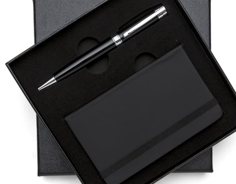 Kit executivo 2 peças: luxuoso e sofisticado! Um conjunto de papelaria de alta qualidade, com acabamento em couro e textura retro. Ideal para reuniões de negócios e eventos corporativos. Perfeito para quem busca estilo e praticidade. Adquira já o seu!