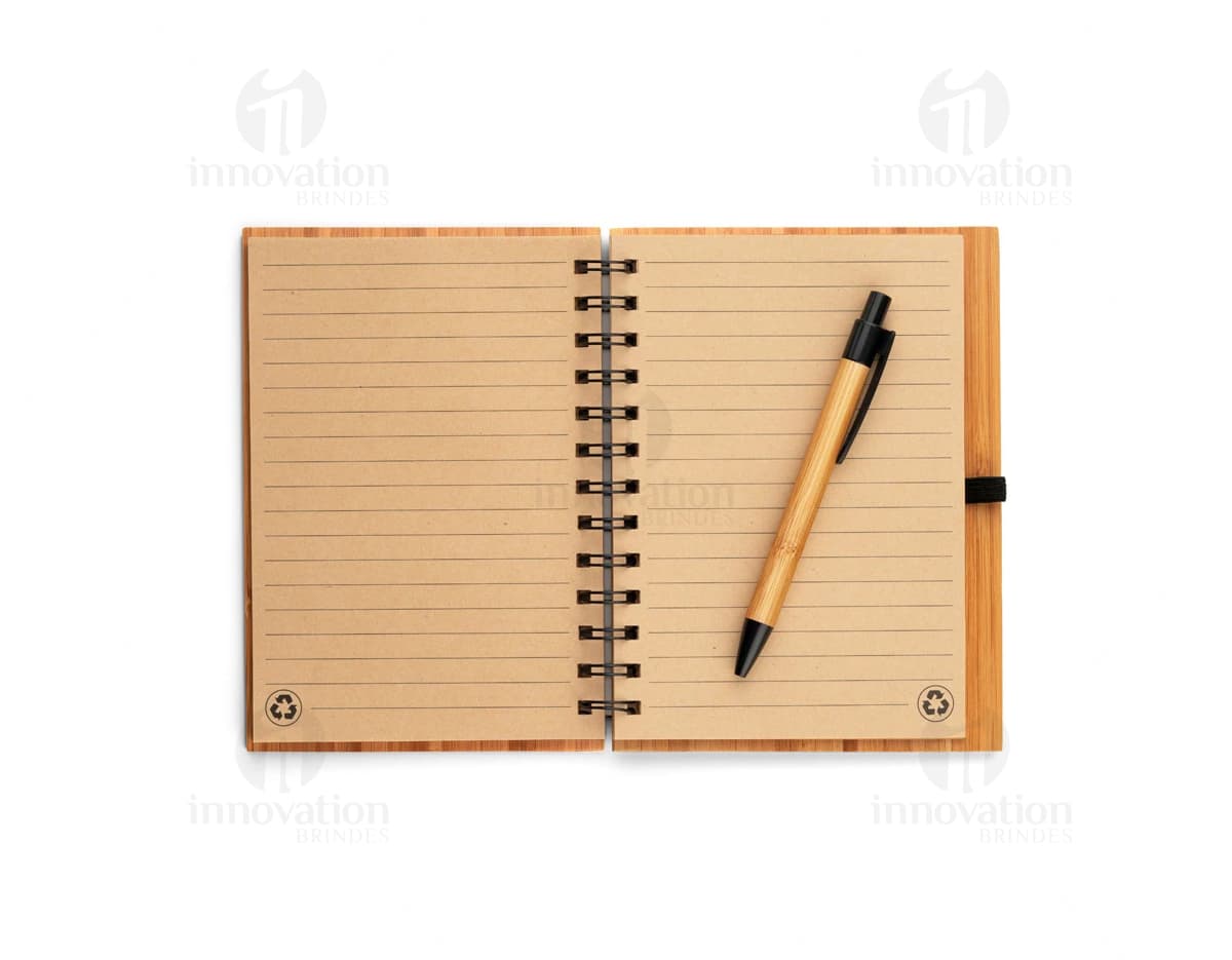 Bloco de anotações em bambu, perfeito para anotar suas ideias com estilo. Ideal para uso na escola, no trabalho ou em casa. Feito com material sustentável, é uma ótima opção para quem busca praticidade e elegância. Adquira já o seu!