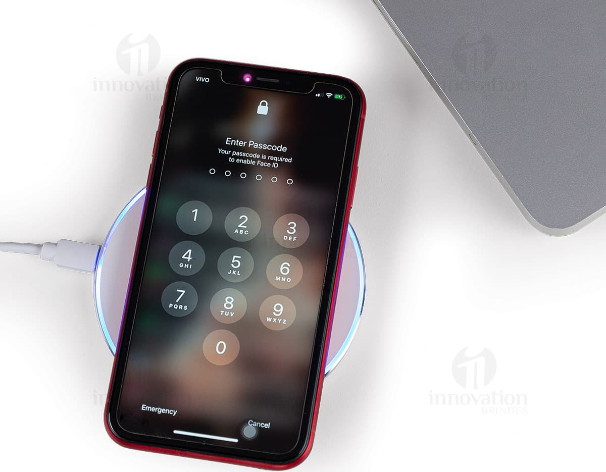 Carregador por indução: tecnologia de ponta para manter seus dispositivos sempre carregados de forma prática e eficiente. Com design moderno e elegante, este carregador é perfeito para o seu desktop. Nunca mais se preocupe com cabos bagunçados! Aproveite a praticidade da carga por indução e mantenha seus aparelhos sempre prontos para uso. Ideal para o ambiente de trabalho e para garantir que você esteja sempre conectado. Garanta já o seu!
