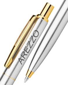 Caneta esferográfica em metal em tom prateado, com detalhes elegantes e design sofisticado.
