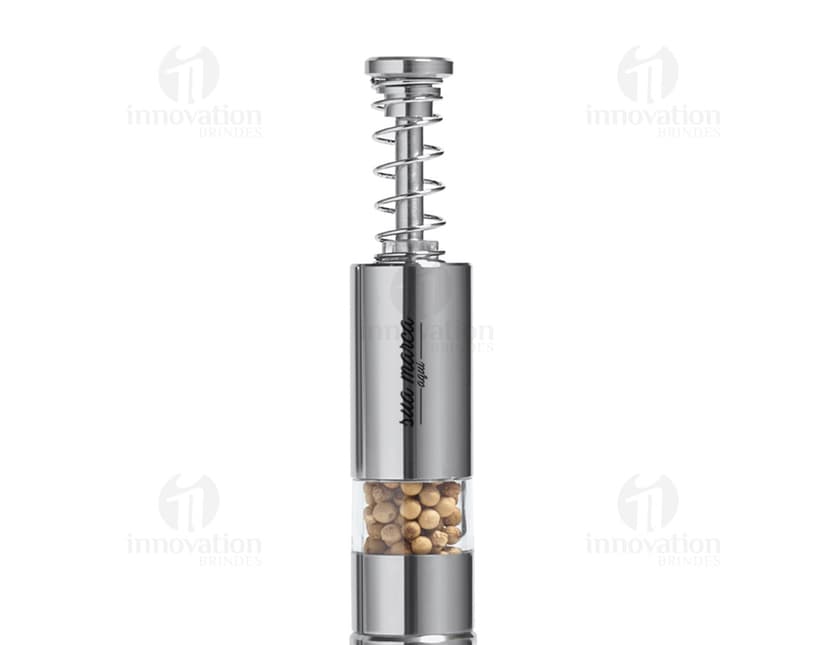 Saleiro de metal prateado para deixar sua mesa mais elegante e prática. Ideal para temperar suas refeições com precisão e estilo. Aproveite!