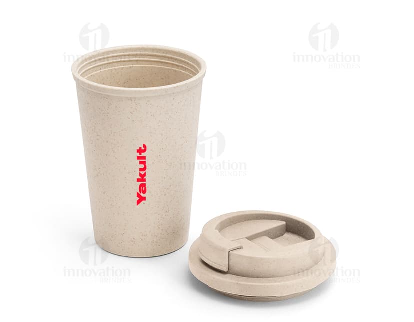 Copo de viagem prateado para bebidas quentes, ideal para levar seu café ou chá favorito por onde você for. Fabricado em metal resistente, proporcionando praticidade e estilo. Acompanha tampa para manter a temperatura da sua bebida. Perfeito para quem está sempre em movimento. Adquira já o seu! #CopoDeViagem #Café #Chá #Prático #Estiloso #Metal #Viagem